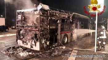 Incendio a Ponte di Nona: autobus distrutto dalle fiamme