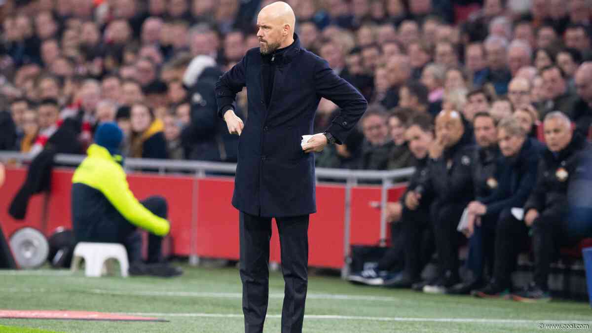 Ten Hag reageert boos; Van de Beek gaat vragen over transfer uit de weg