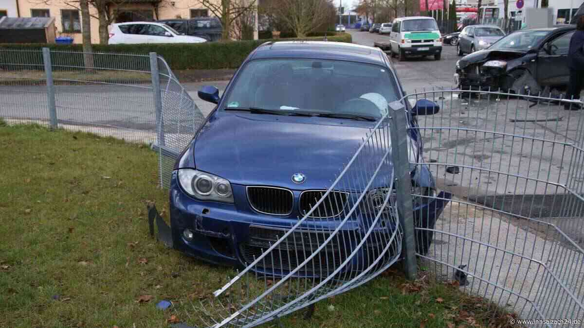 Autos kollidieren an Kreuzung - BMW rauscht in Gartenzaun