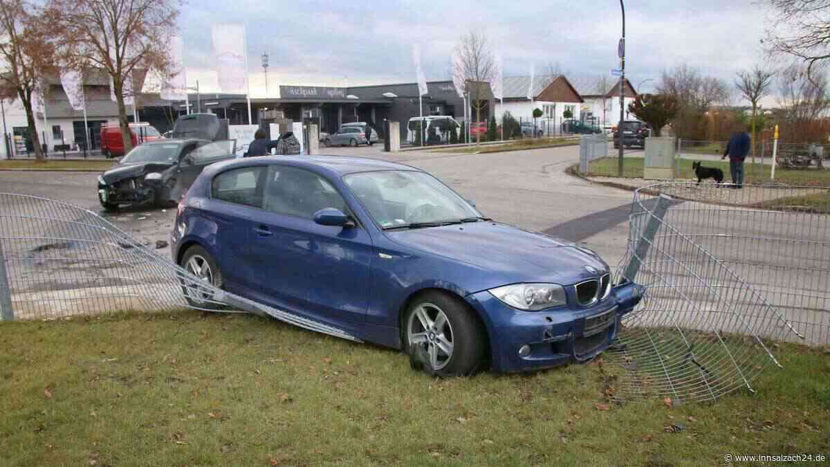 Crash an Kreuzung endet für blauen BMW in Vorgarten