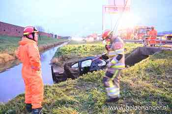 Auto belandt in sloot langs snelweg A73 bij Beuningen