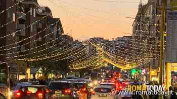 Mega parking fantasma e caos preferenziale, ma Boccea non si arrende: le luminarie accendono la via dello shopping