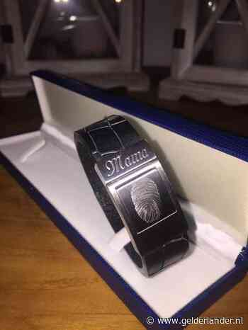 Ron is dolgelukkig: Hij heeft de verloren dierbare armband van zijn moeder terug