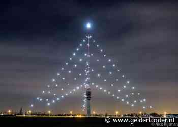 Lee Towers ontsteekt De Grootste Kerstboom en viert een feestje