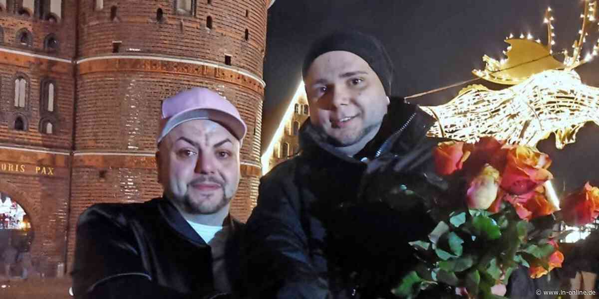 Romantischer Heiratsantrag vor dem Holstentor