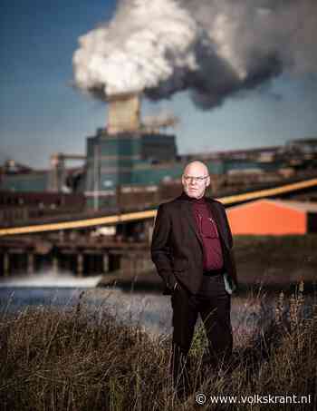 Fotograaf Dirk-Jan Prins legt de lozingen van afvalwater door Tata Steel vast