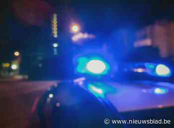Politieachtervolging in Mechelen eindigt in spectaculaire crash in Rumst: wagen brandt uit in voortuin