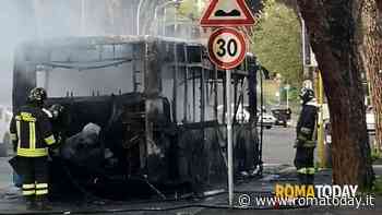 Incendio a Mostacciano: bus Atac distrutto dalle fiamme