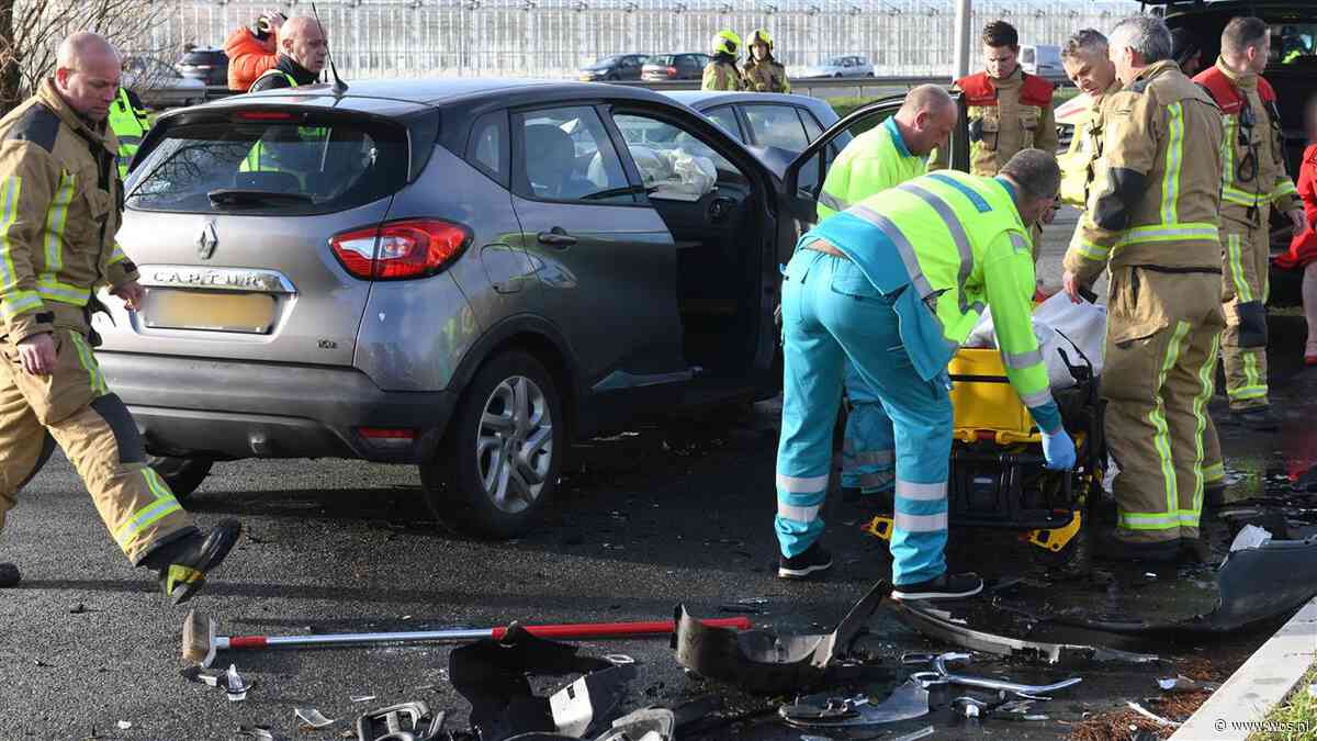 WOS.nl - Frontale botsing met veel schade in Wateringen