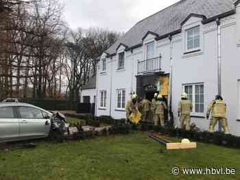 Auto rijdt tegen huis in Zolder