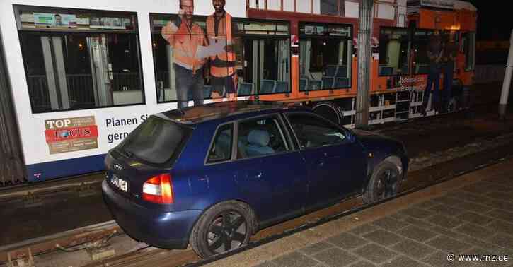Mannheim: Betrunkener Autofahrer fährt in Mannheim auf Gleisbett