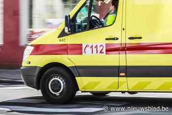 Man (33) in levensgevaar nadat hij gekneld raakt tussen trekker en oplegger van truck die zijn vrouw bestuurt