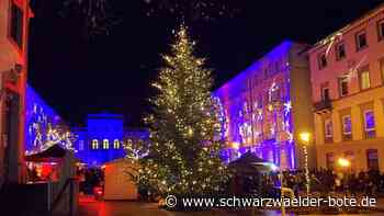 Bad Wildbad: Bad Wildbader "Advent am leuchten Kurplatz" lockt viele Besucher in die Stadt