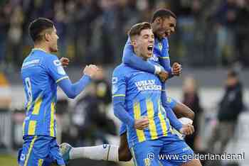 Spierings krijgt high five van scheidsrechter na fraaie gelijkmaker tegen Heerenveen