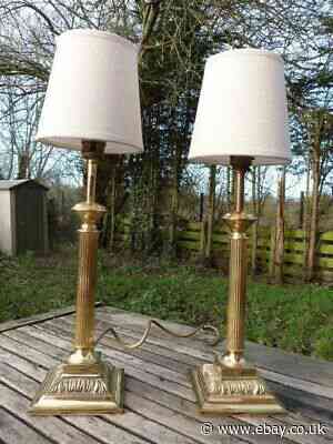 LOVELY PAIR OF QUALITY VINTAGE BRASS CORINTHIAN STYLE TABLE LAMPS WITH SHADES.
