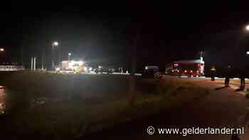 Auto van kade af in Druten, hulpdiensten zoeken in het water