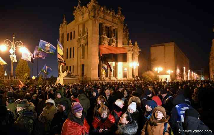 Ukraine crowds protest over Russia summit
