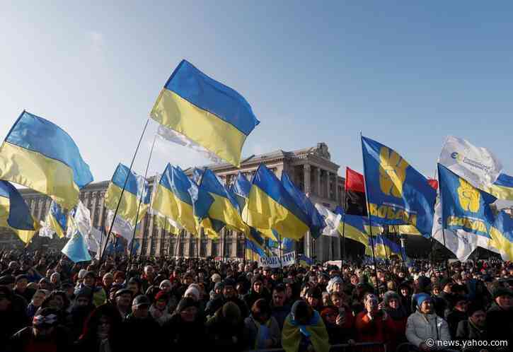 Don't cede too much for peace at Paris talks, Ukrainians tell president