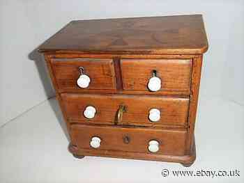 ANTIQUE SALESMAN SAMPLE MINIATURE CHEST w DRAWERS w KEY INLAID TOP