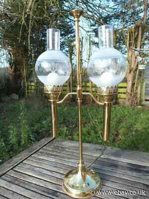 LOVELY VINTAGE BRASS & GLASS TWIN TABLE LAMP.