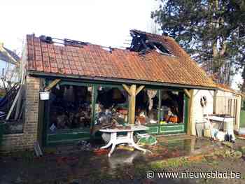 Groot bijgebouw volledig vernield door hevige brand