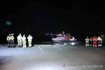 Groot alarm nadat auto van kade af water in rijdt in Druten