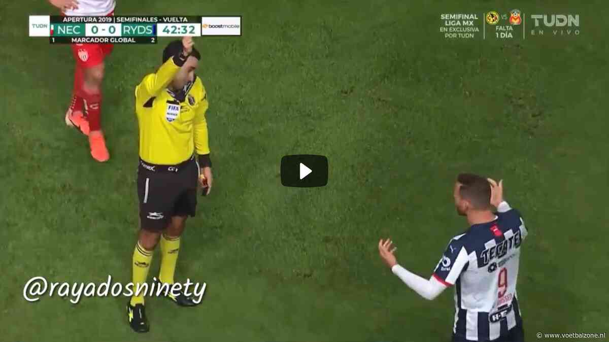 VIDEO - Vincent Janssen ontvangt geel na bizar onderonsje met scheidsrechter