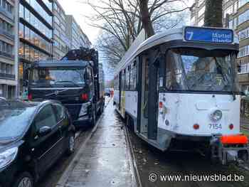 Twee lichtgewonden na aanrijding tussen tram en vrachtwagen