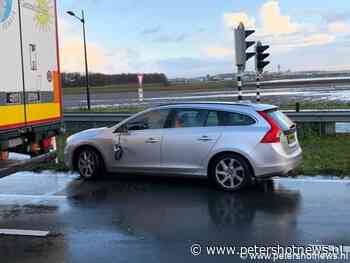 #Aalsmeer - Auto botst tegen vrachtwagen N201 Aalsmeer