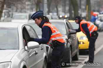 Chauffeur snuift lijntje coke “om er terug bovenop te komen”, stomdronken vrouw rijdt bijna agent aan