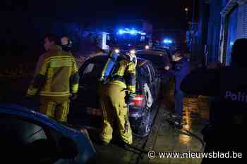 Onbekenden zetten auto in brand