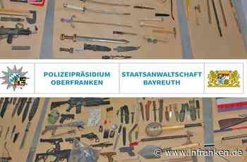 Bayreuth: Polizei durchsucht Wohnung und findet Dutzende Waffen - Vater und Sohn unter Verdacht