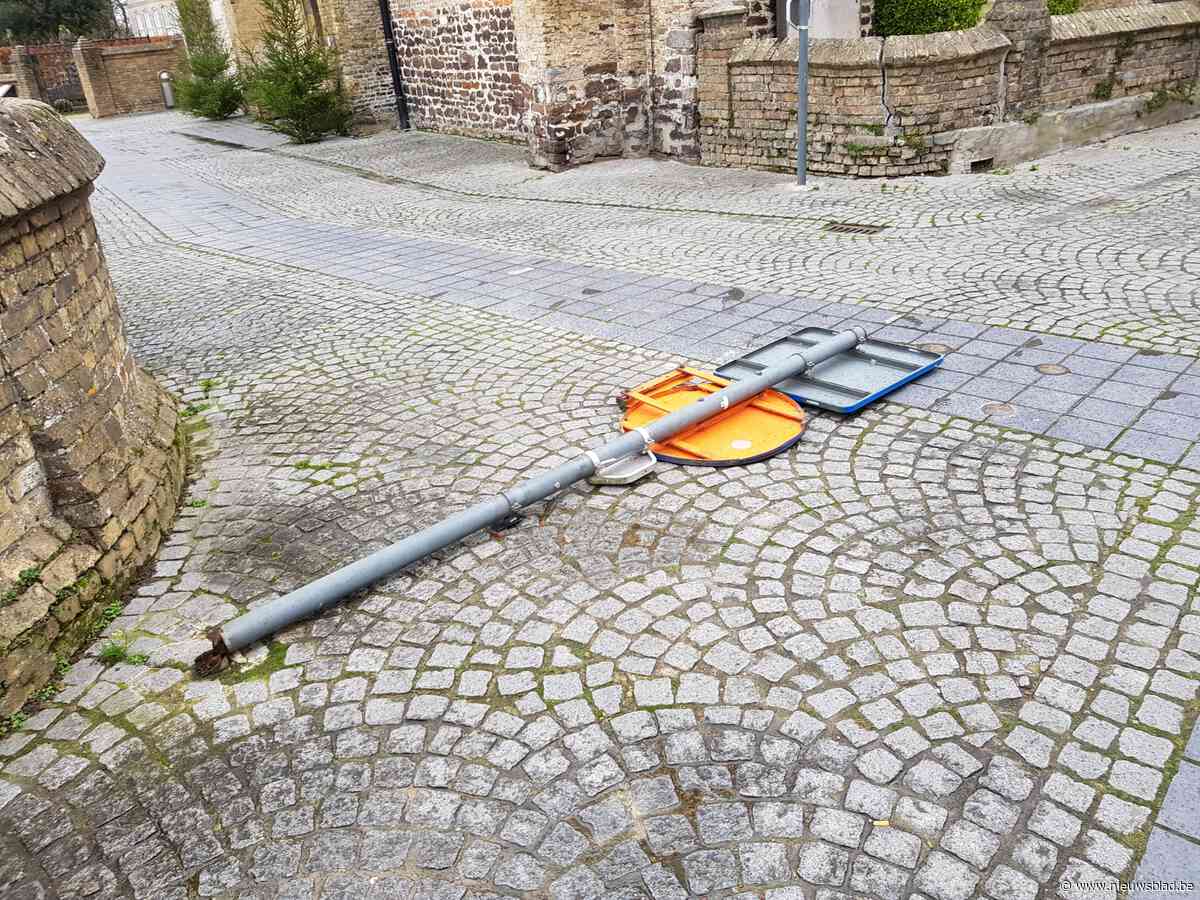 Verkeersbord waait omver