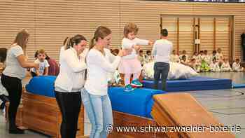Haiterbach: Schneeflocken wirbeln am Stufenbarren