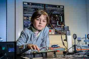 Hoogbegaafde Laurent (9) stopt studie aan TU Eindhoven: “Ze beschuldigen hem zelfs van plagiaat”