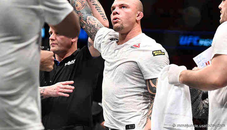 Anthony Smith 'not picking on anybody,' but he'd love to fight Glover Teixeira in UFC headliner