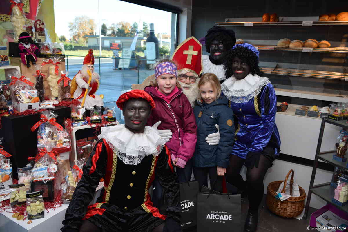 Sinterklaas verwent tweehonderd kinderen met lekkers en een cadeautje