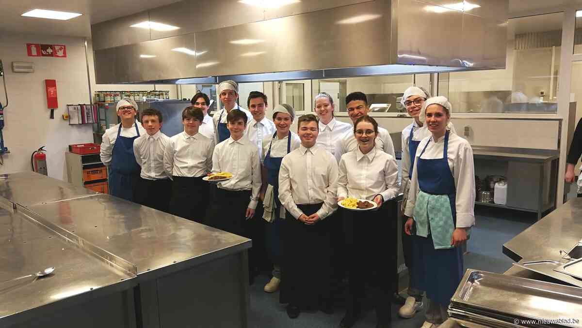Jonge koks in spe maken stoofvlees-friet ten voordele van Help Brandwonden Kids