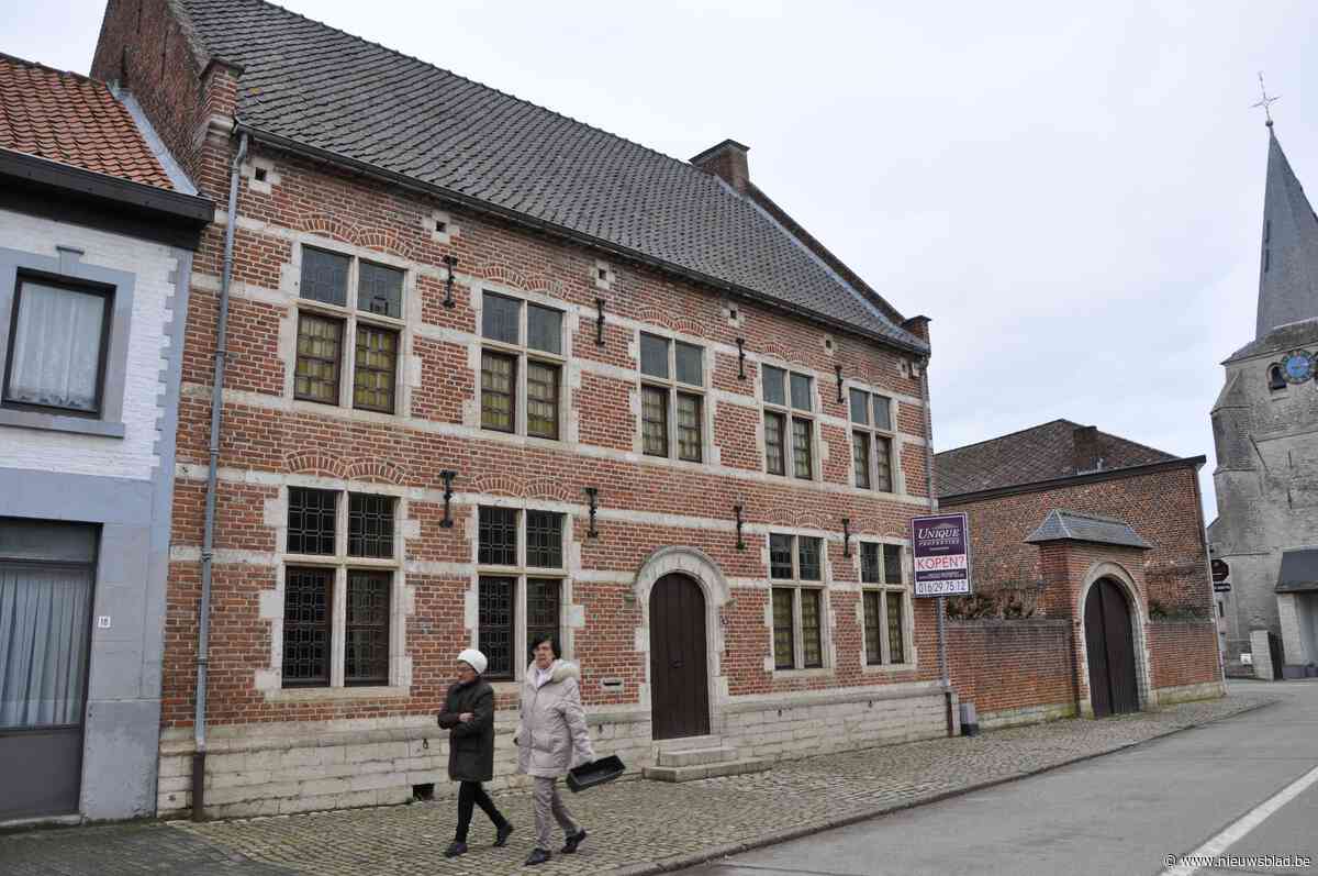 Twee majestueuze hoeves uit de achttiende eeuw staan te koop