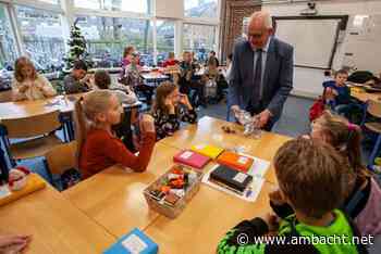 Burgemeester deelt vuurwerkbrillen uit
