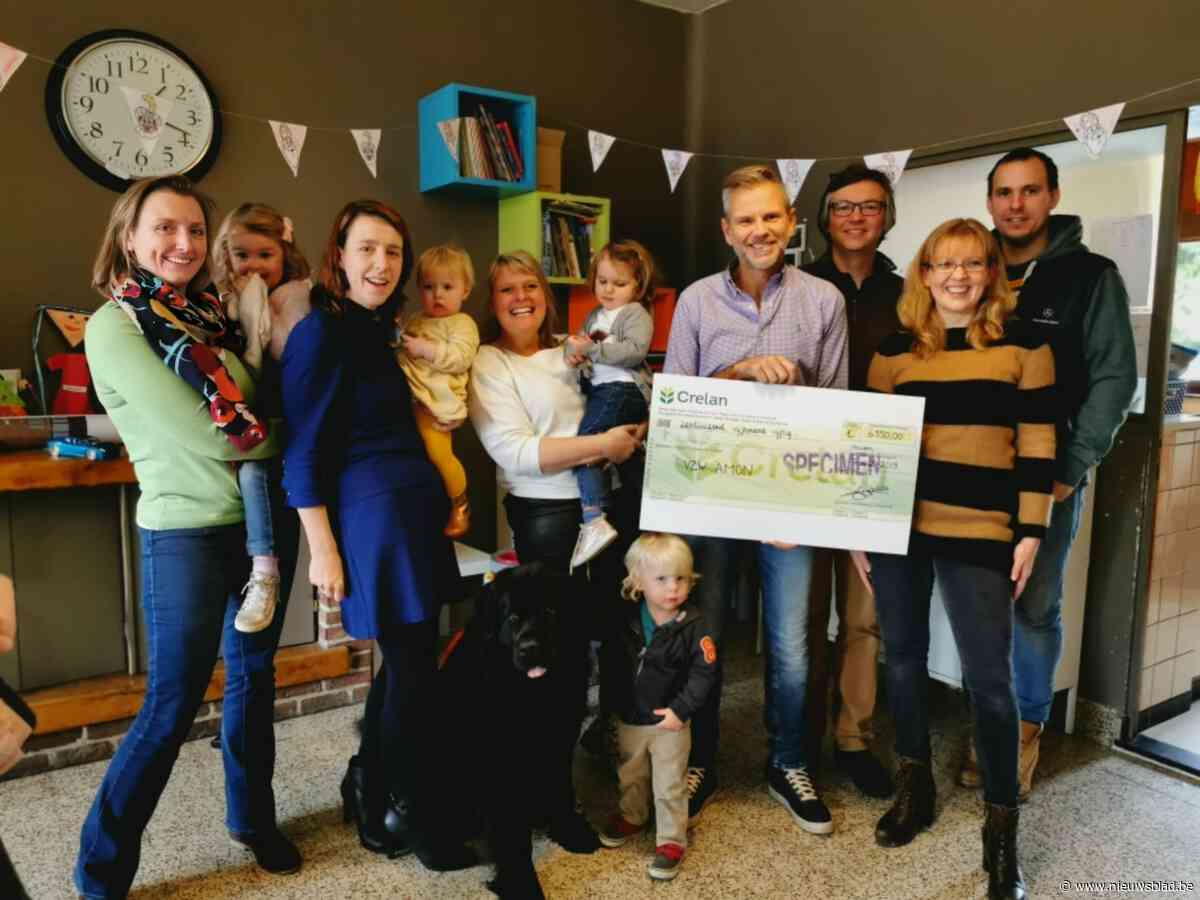 Onthaalmoeder Stefanie uit Olsene schenkt cheque van €6550 aan vzw Amon