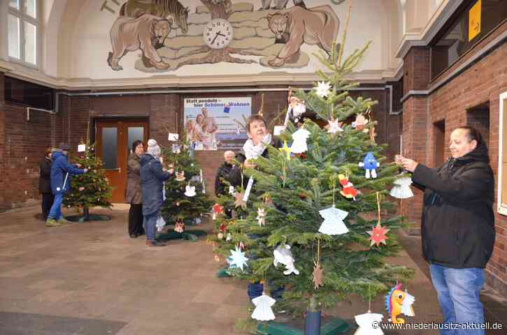 Diebe klauen von Kindern gestalteten Weihnachtsbaum in Senftenberg