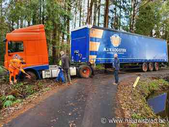 Vrachtwagen belandt in gracht op smalle eenrichtingsweg