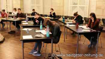 18 Medizininteressierte spielen Test für Studienplatz durch