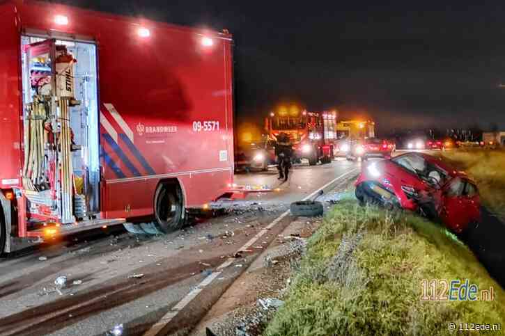 Auto te water bij ernstig ongeval op de Maanderbroekweg in Ede