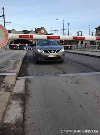 Tussen twee slagbomen: auto zit vast op Sint-Annabrug