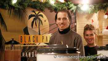 Weihnachtsmarktbesucher schlürfen Rum aus Gifhorn