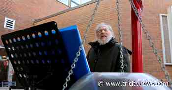 Kettle crooner sings so others can have supper