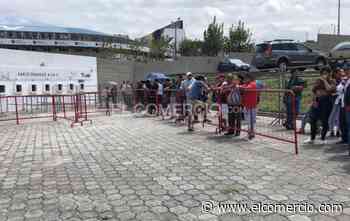 Hinchas de Liga de Quito hacen filas para comprar las entradas para la final ante Delfín SC