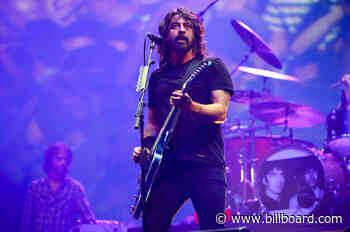 Dave Grohl Shotguns a Beer With Fan Dressed as Santa During Foo Fighters Christmas Show: Watch